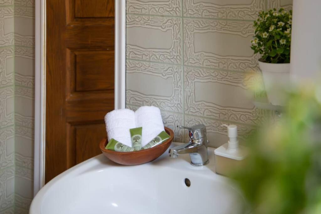 Seaview Stylish Flat In Andros - Walk To Beach 외부 사진